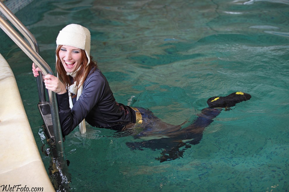 wet girl get wet wet hair swim fully clothed jacket tight jeans hat scarf gloves socks shoes pool