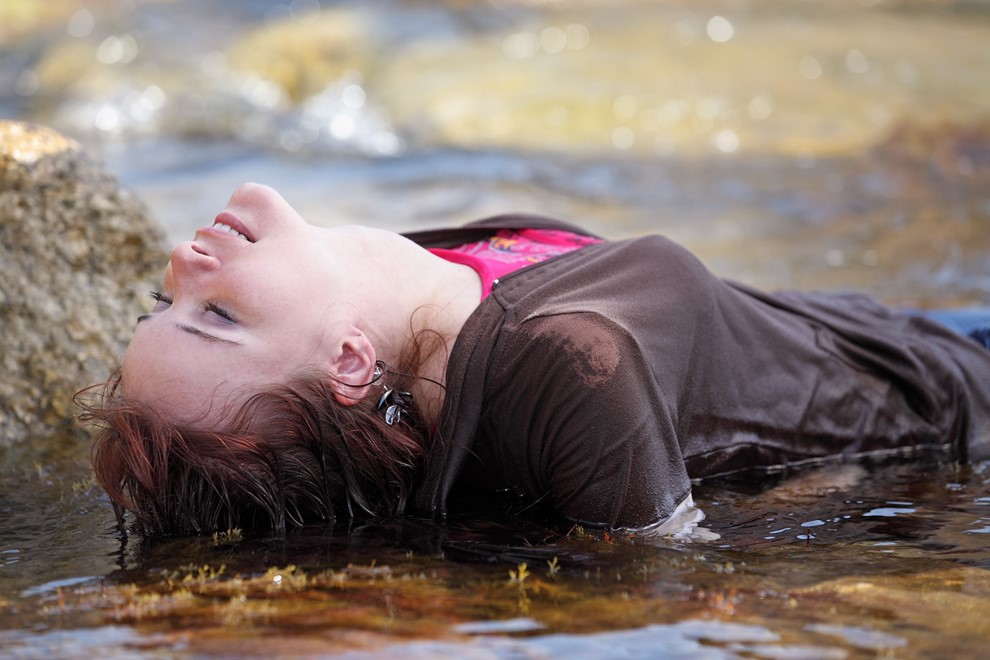wet girl get wet wet hair swim fully clothed seater tight jeans t-shirt sneakers sea