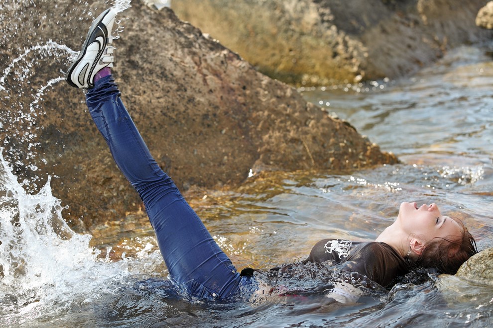wet girl get wet wet hair swim fully clothed seater tight jeans t-shirt sneakers sea