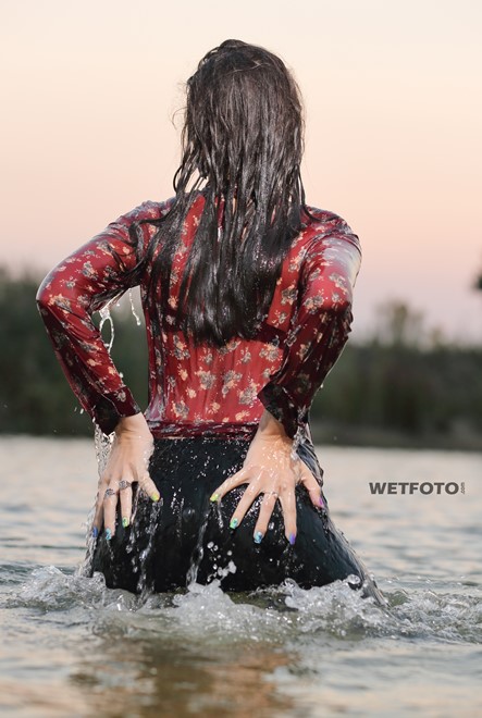 wetfoto girl in wet black leggings