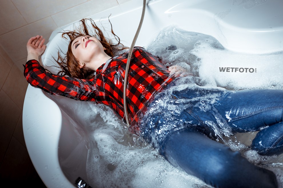 wetlook attractive wet fully clothed jeans girl playing with bath foam takes shower wetfoto