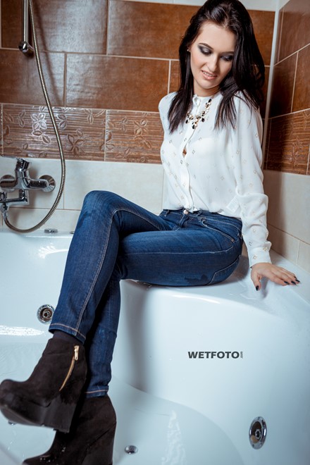 wetfoto wetlook girl get wet fully clothed water bathroom jeans shoes