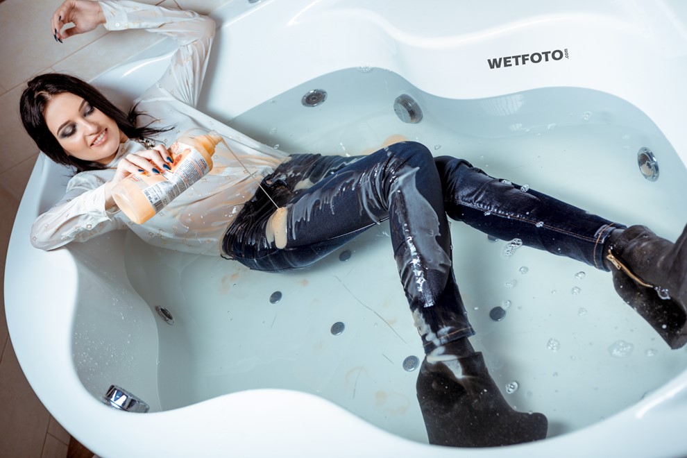wetfoto wetlook girl get wet fully clothed water bathroom jeans shoes