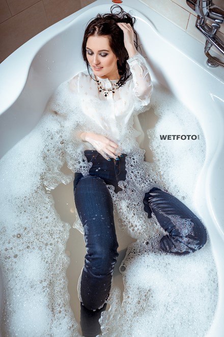 wetfoto wetlook girl get wet fully clothed water bathroom jeans shoes