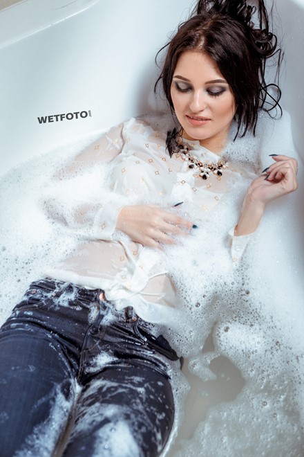 wetfoto wetlook girl get wet fully clothed water bathroom jeans shoes