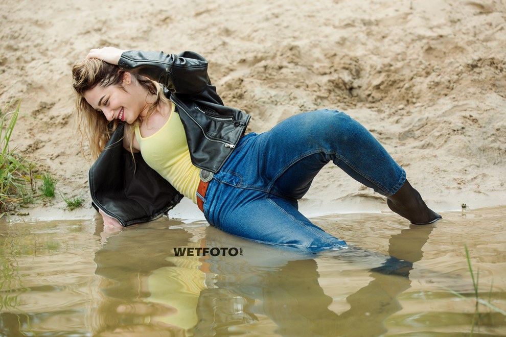 wetfoto wetlook girl get wet clothed high waisted blue jeans yellow t shirt