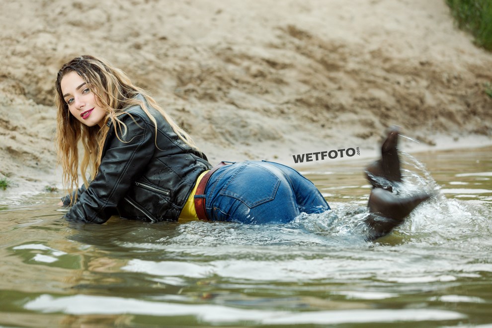 wetfoto wetlook girl get wet clothed high waisted blue jeans yellow t shirt