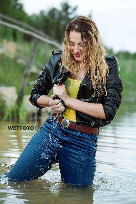 wetfoto wetlook girl get wet clothed high waisted blue jeans yellow t shirt