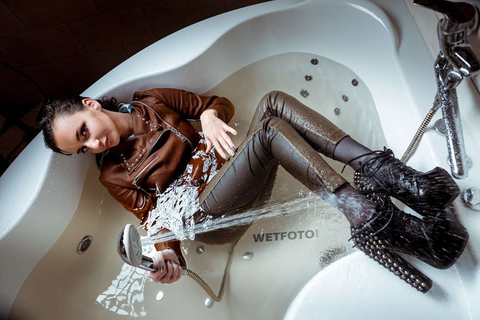 wetfoto wetlook young lady get wet in bath fully clothed
