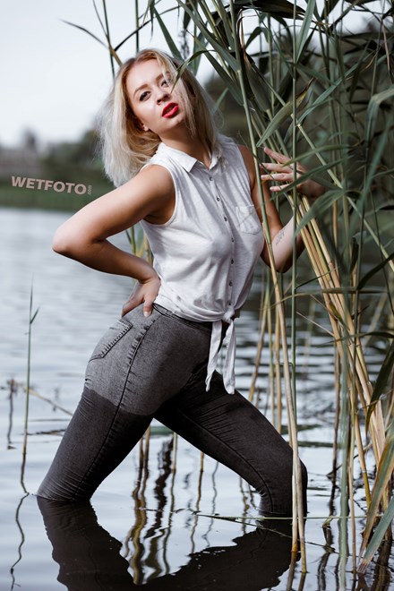 wetfoto wetlook girl swim get wet fully clothed water