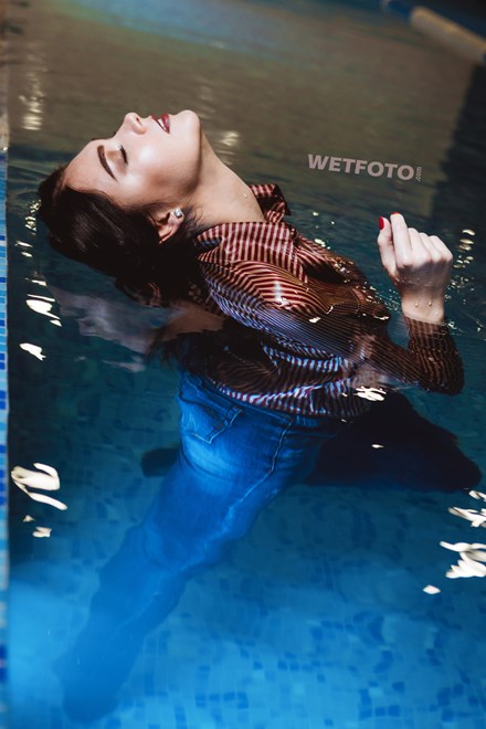wetlook underwater girl wet skinny jeans sexy bodysuit wetfoto
