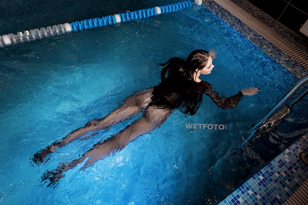 wetlook underwater girl wet skinny jeans sexy bodysuit wetfoto