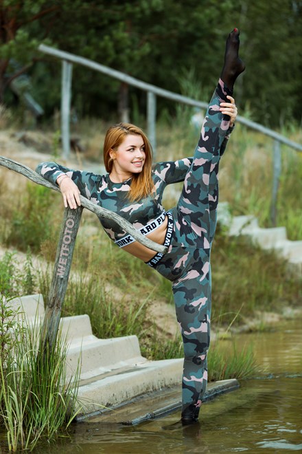 wetfoto wetlook flexible girl wet tight gym suit swim lake