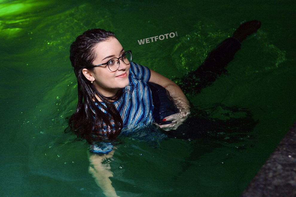 wetfoto wetlook girl get soaking wet clothed jacuzzi