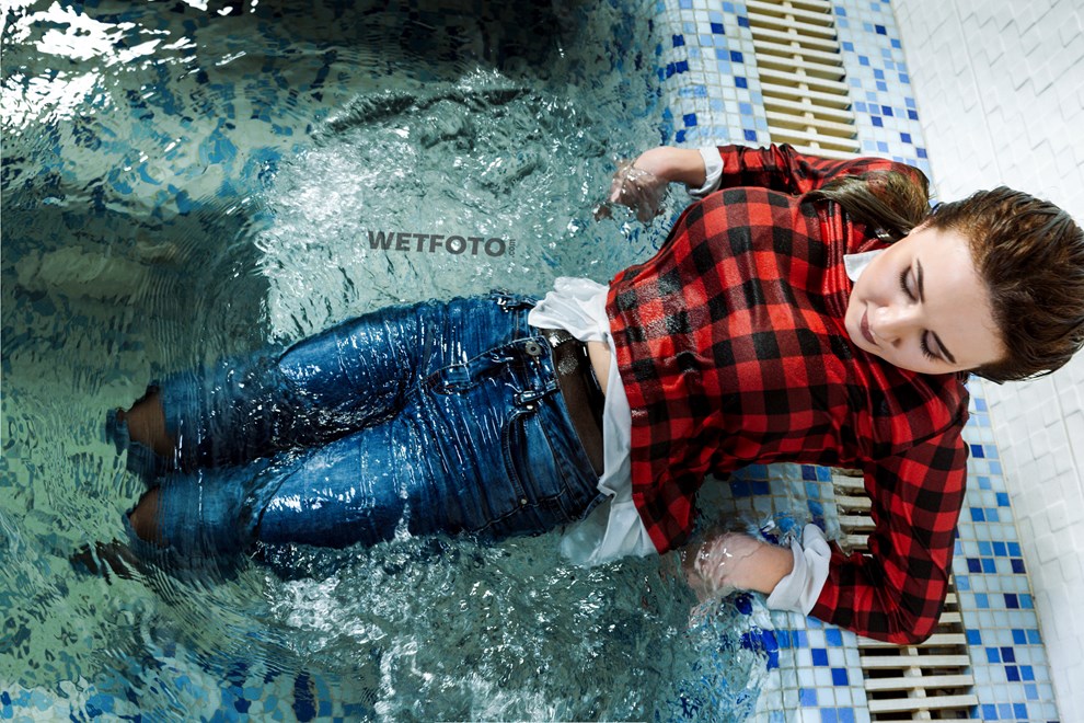 wetfoto wetlook underwater diving fully clothed girl skinny jeans