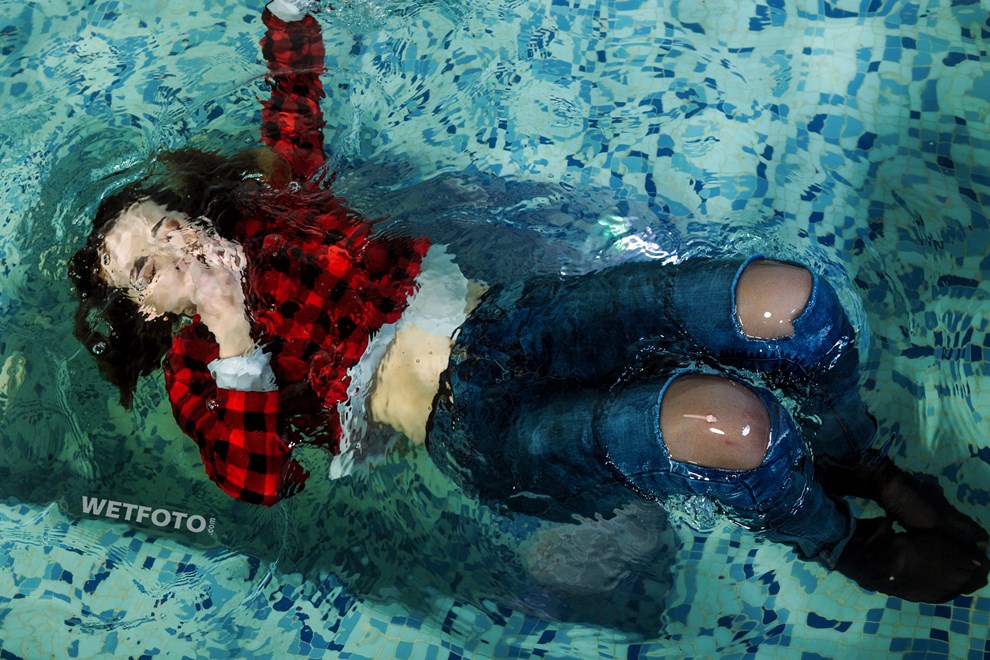 wetfoto wetlook underwater diving fully clothed girl skinny jeans