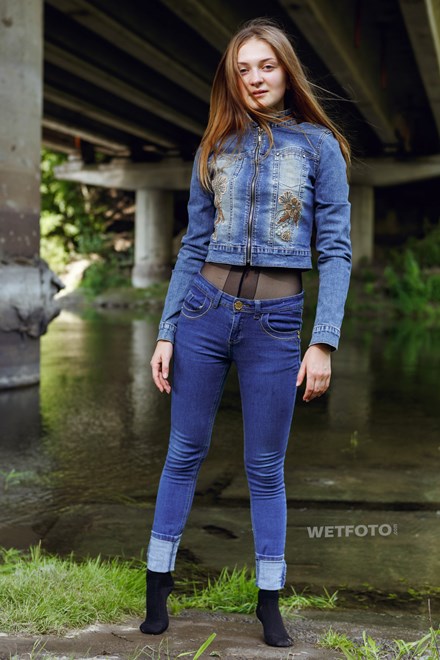 wetfoto wetlook fully clothed girl tight jeans get wet water