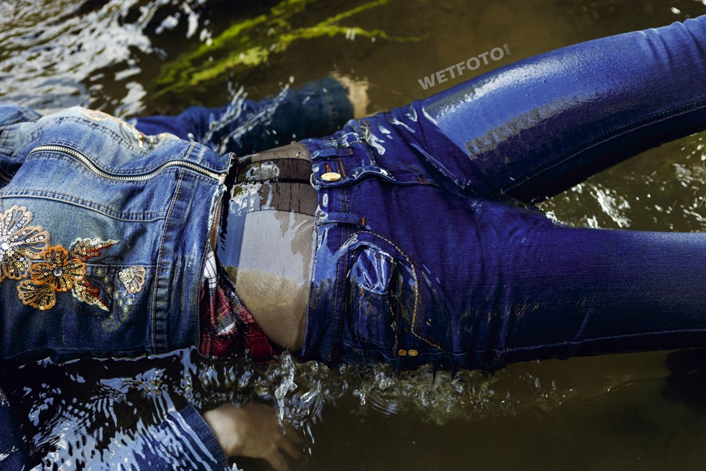 wetfoto wetlook fully clothed girl tight jeans get wet water
