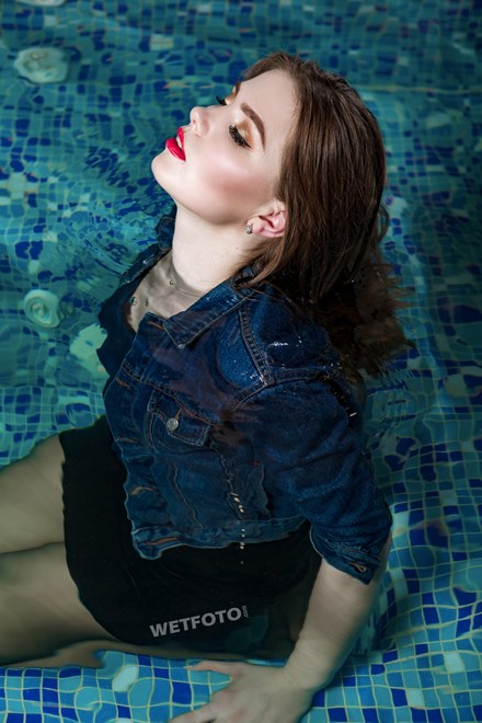 wetfoto wetlook undewater swimming clothed girl in ripped tights