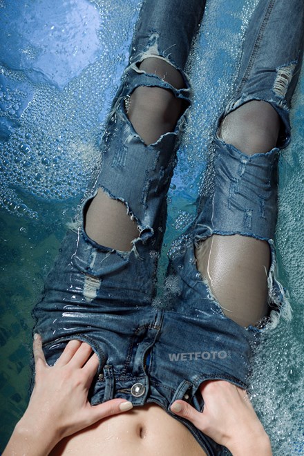 wetfoto wetlook relaxation girl ripped jeans gray tights jacuzzi