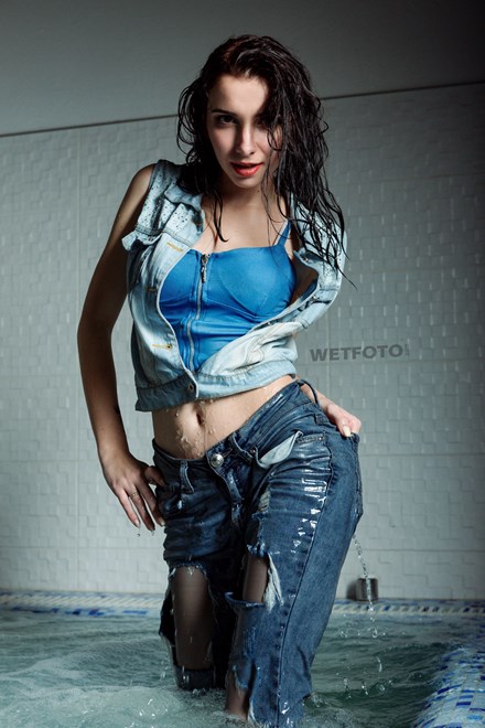 wetfoto wetlook relaxation girl ripped jeans gray tights jacuzzi