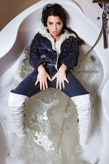 wetfoto wetlook fully clothed girl take bath wearing levis jeans