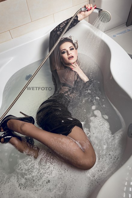 wetfoto wetlook fully clothed lady sexy outfit got soaking wet bath