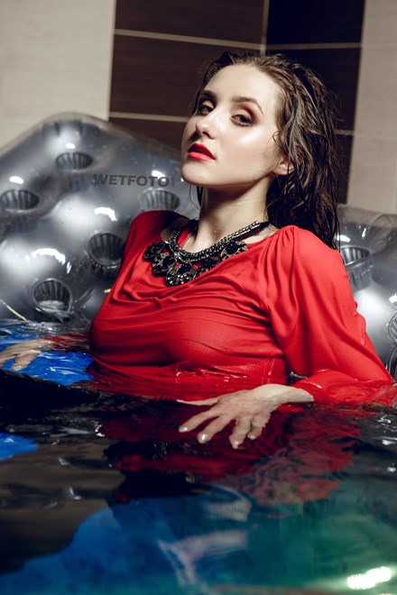 wetfoto wetlook underwater shooting with fully clothed girl pool