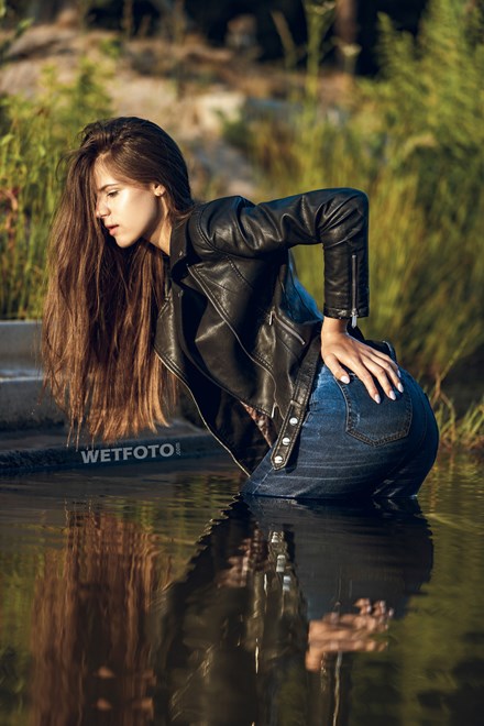 wetfoto double jeans wetlook completely wet girl swimming