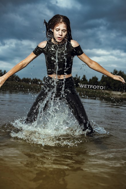 wetfoto double jeans wetlook completely wet girl swimming