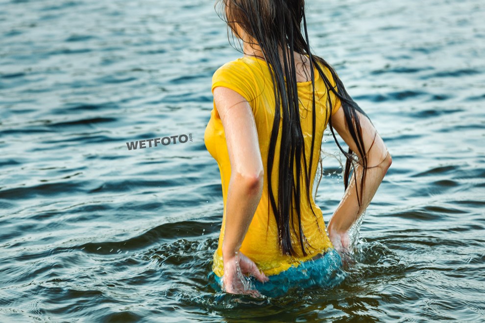 wetfoto wetlook girl skinny jeans t shirt gets soaking wet lake