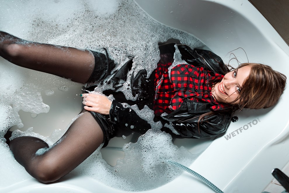 wetfoto wetlook model skirt pantyhose got fully wet jacuzzi bath