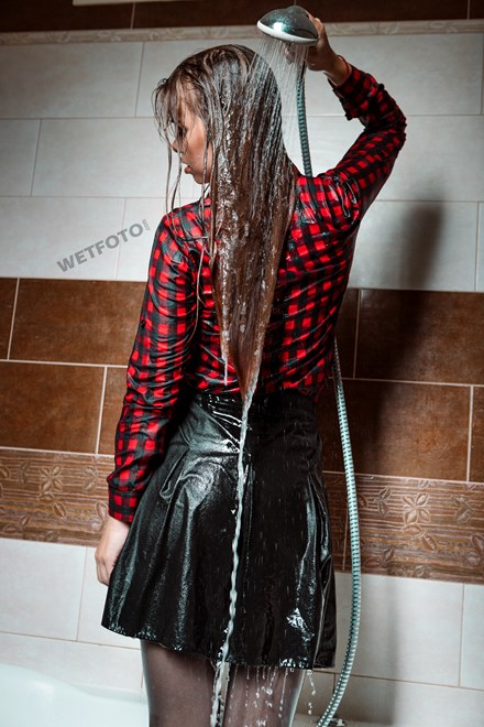 wetfoto wetlook model skirt pantyhose got fully wet jacuzzi bath