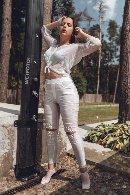wetfoto fully clothed wetlook girl white jeans completely wet pool