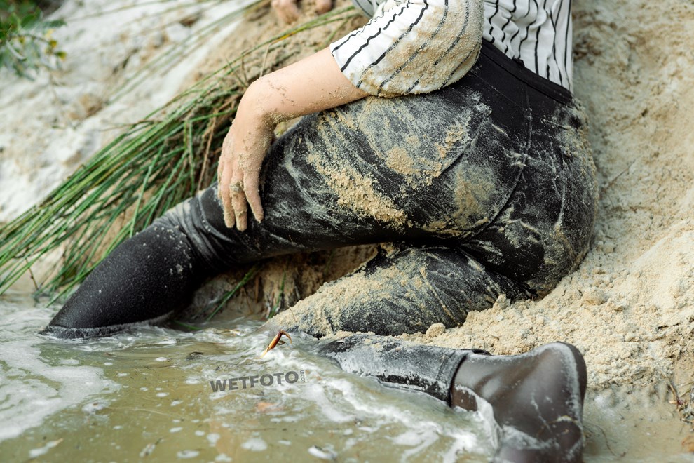 wetfoto wetlook active young girl swims fully dressed skinny jeans