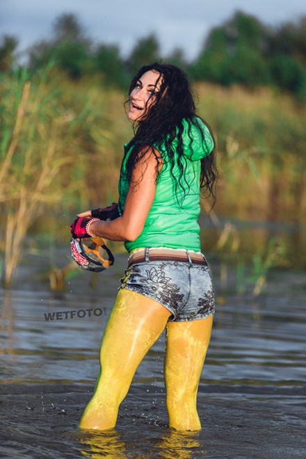 wetfoto wetlook sexy brunette bright clothes gets soaking wet lake