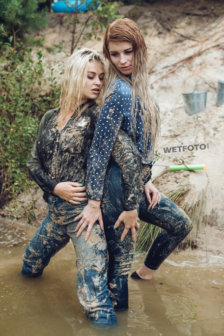 wetfoto wetlook two girls have fun in completely wet jeans clothes