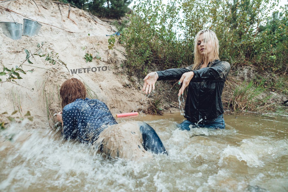 wetfoto wetlook two girls have fun in completely wet jeans clothes