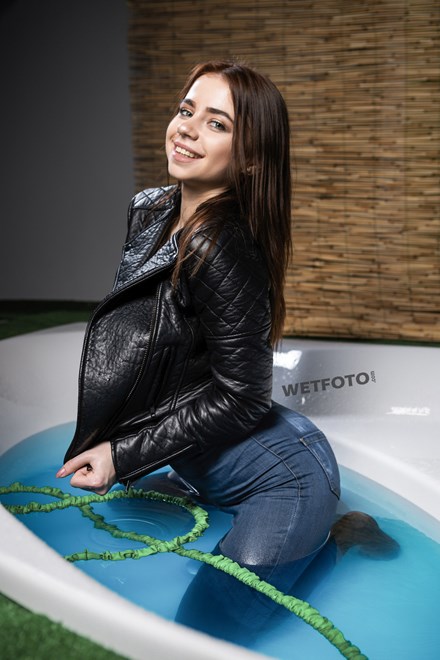 wetfoto wetlook fully clothed girl gets soaking wet in bath