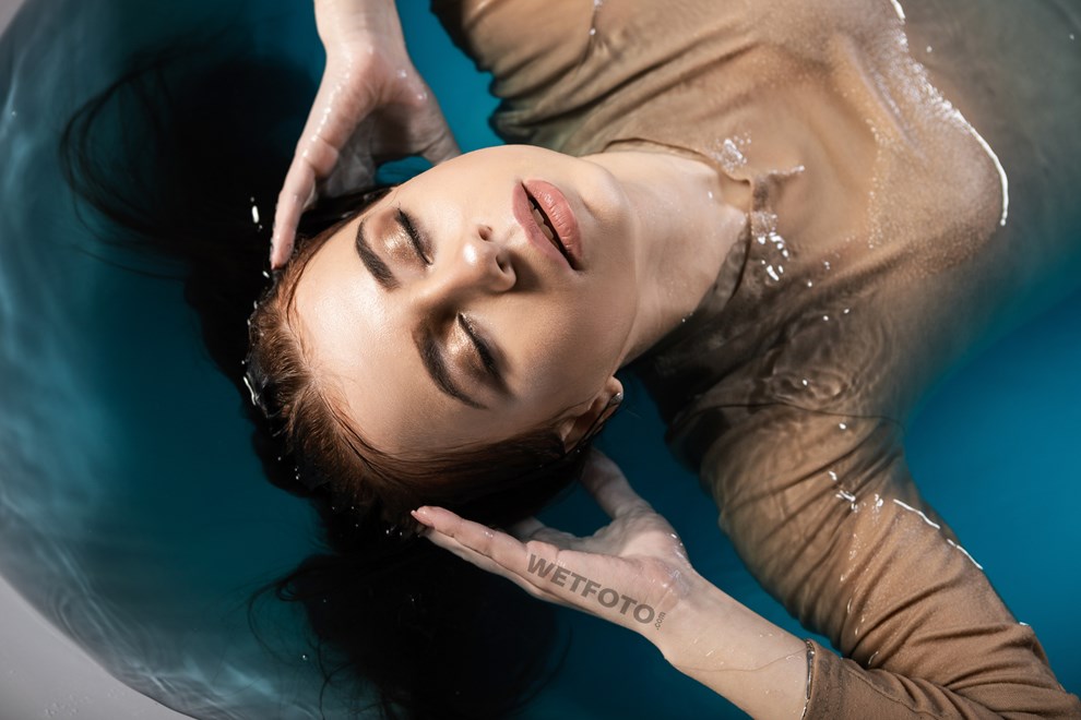 wetfoto wetlook fully clothed girl gets soaking wet in bath