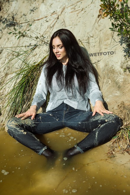 wetfoto wetlook girl in wet and dirty levis jeans