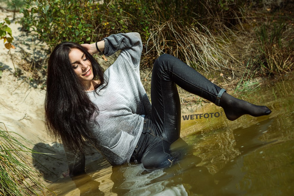 wetfoto wetlook girl in wet and dirty levis jeans