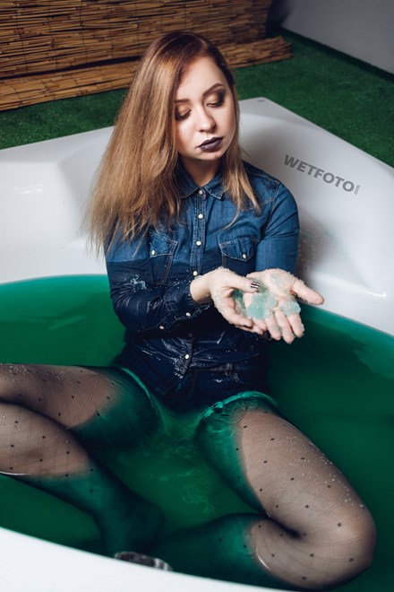 wetfoto wetlook girl wet jeans shorts tights