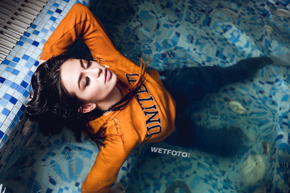 wetfoto wetlook girl soaking wet sweater skinny jeans