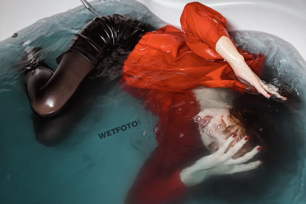 wetfoto winter wetlook wet girl warm clothes boots