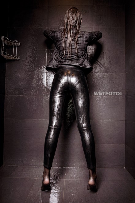 wetfoto wetlook girl swims get wet leather pants