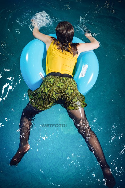 wetfoto wetlook fully clothed girl skirt pantyhose swims pool