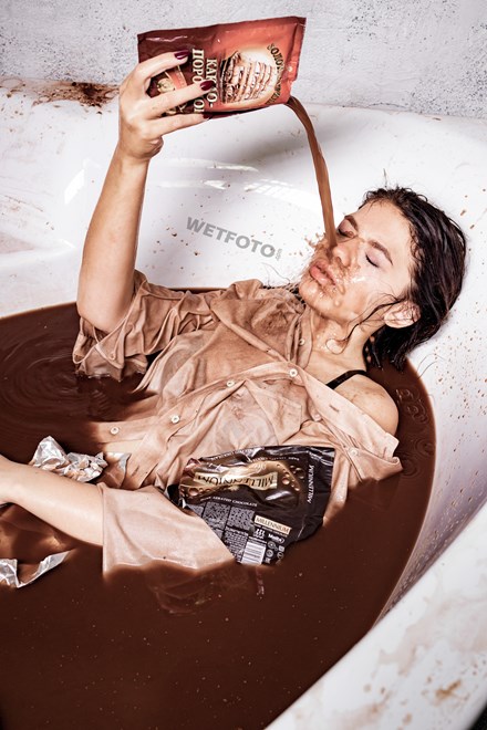 wetfoto cocoa wet dirty chocolate messy girl jeans white shirt socks