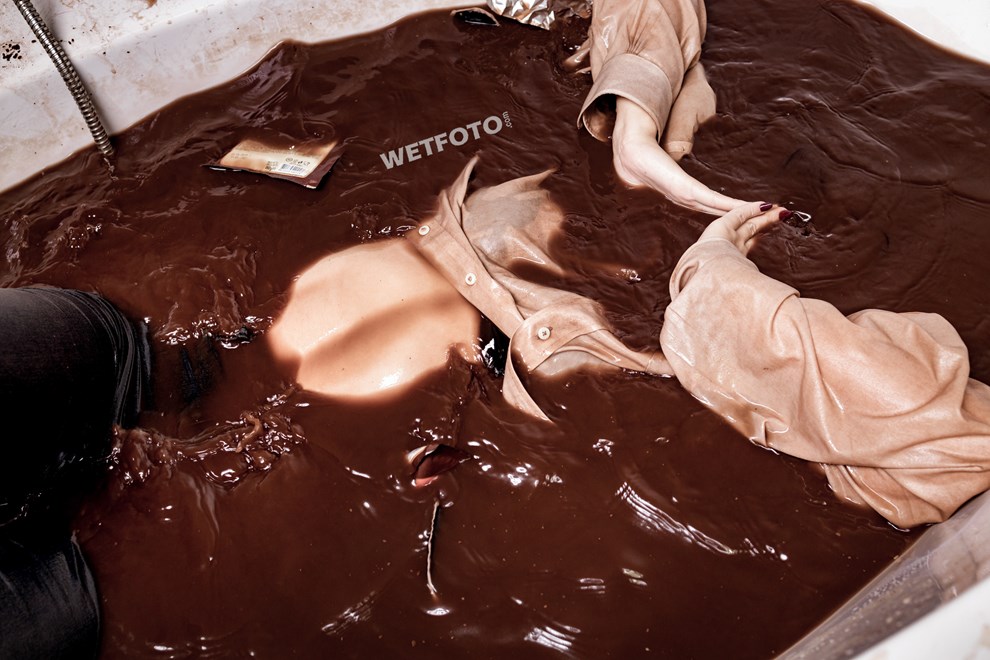 wetfoto cocoa wet dirty chocolate messy girl jeans white shirt socks