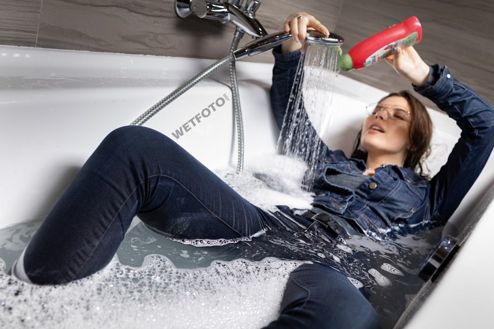 best jeans wetlook bath no bra wetfoto